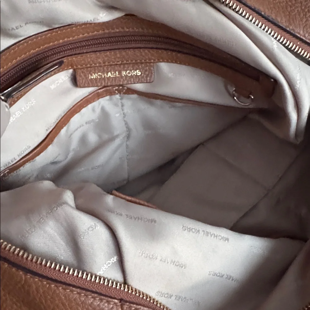 Michael Kors Brown Pebbled Leather Multi-Pocket Shoulder Bag. Gold hardware. - Picture 10 of 14